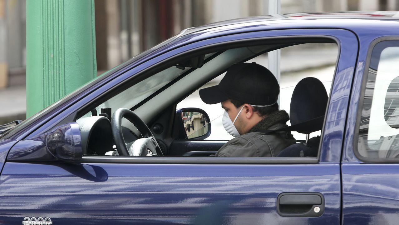 Vecinos de Ferrol con mascarillas protectoras
