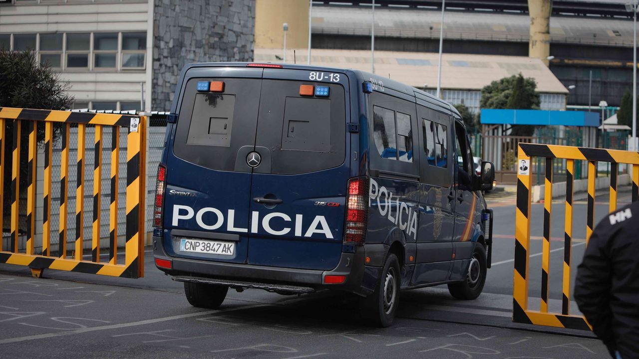 udef.Agentes en la planta coruñesa de Alu Ibérica