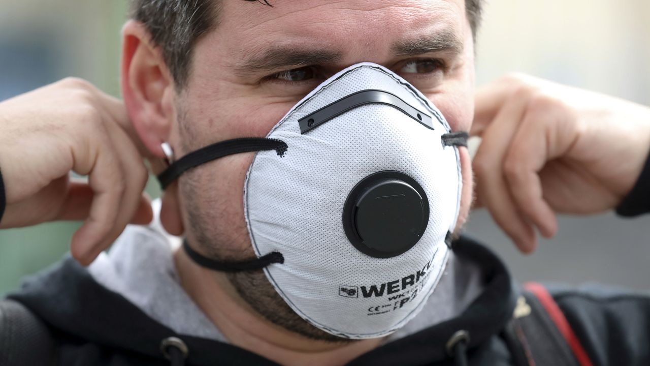 Los vecinos de Santiago se protegen con mascarillas