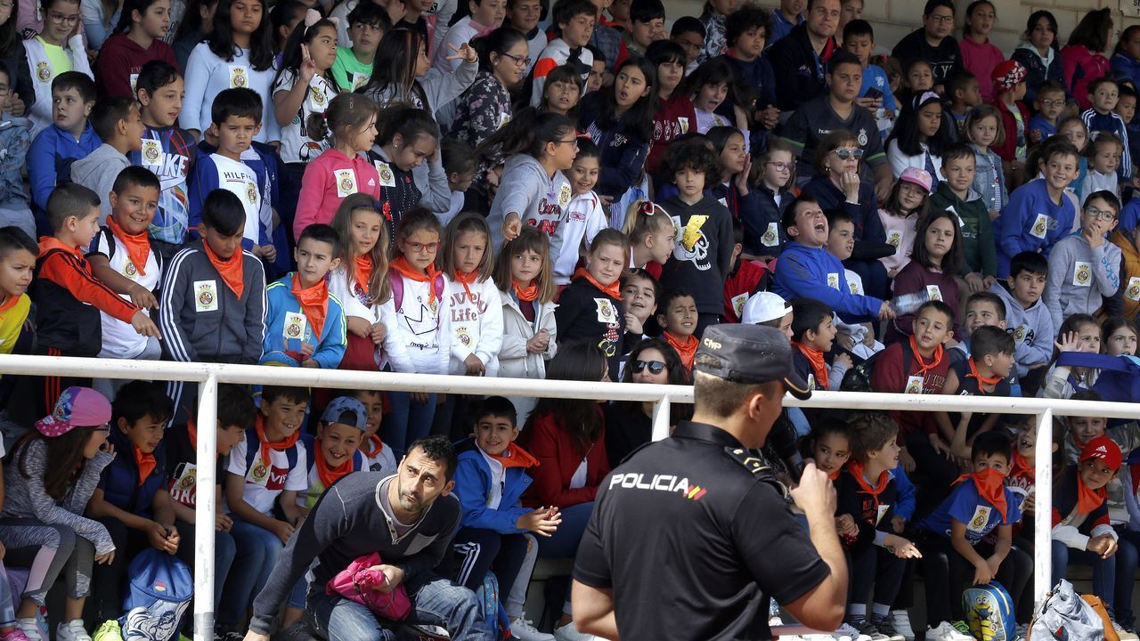 Exhibicion de la Policía Nacional para los escolares de Ribeira con helicoptero, caballería, perros de rastreo