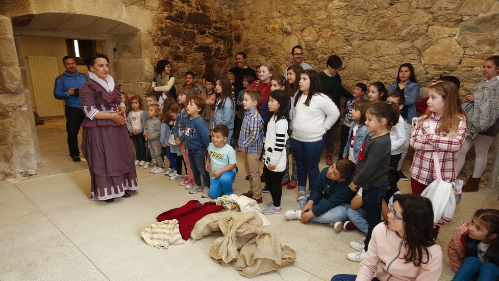 Alumnos de Mazaricos participan nunha visita teatralizada ás Torres do Allo cos Quinquilláns