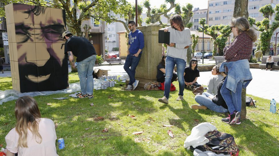 Taller del artista Sekone, sobre realismo, en el jardín municipal