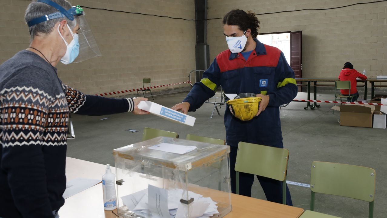 Por el coronavirus, Viveiro reubicó dos mesas electorales en la casa consistorial, donde en algunos momentos se formaron colas