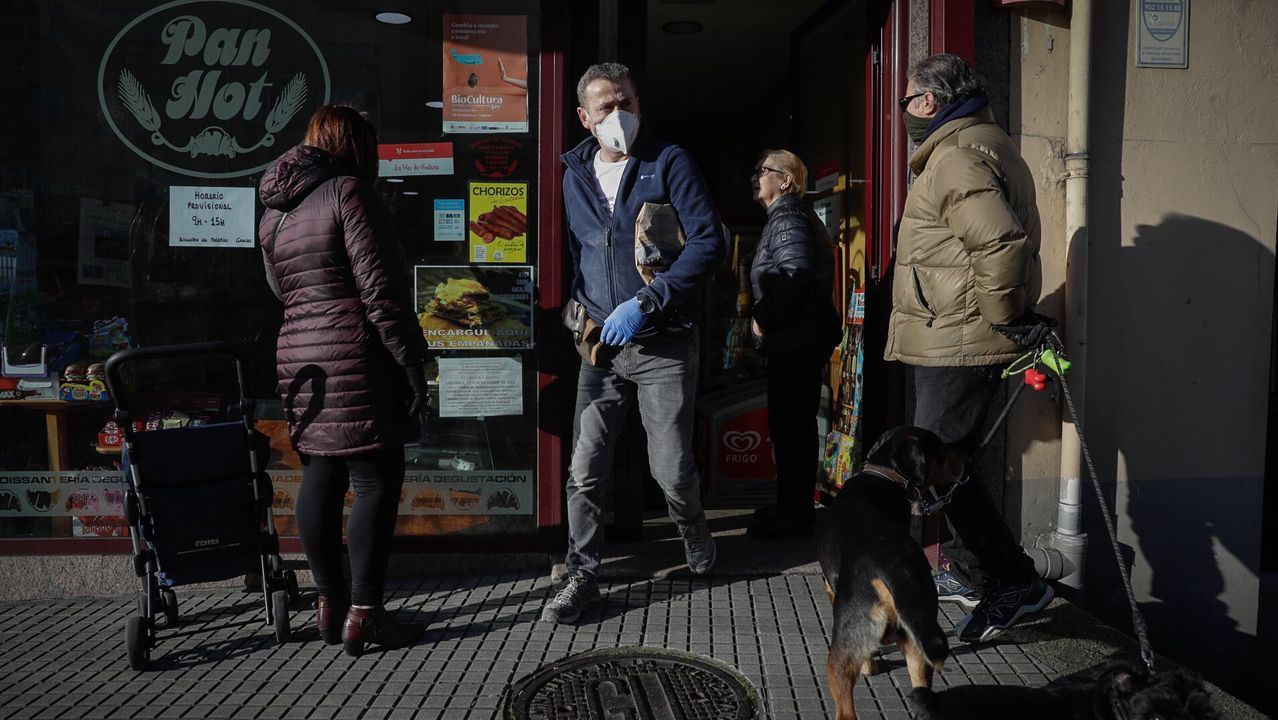 Gente comprando con mascarillas esta mañana