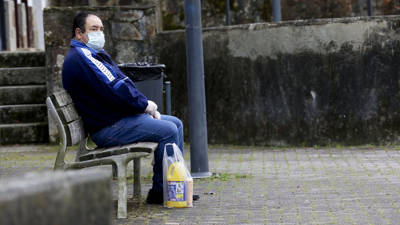 Los vecinos de Santiago se protegen con mascarillas y lejía para la casa