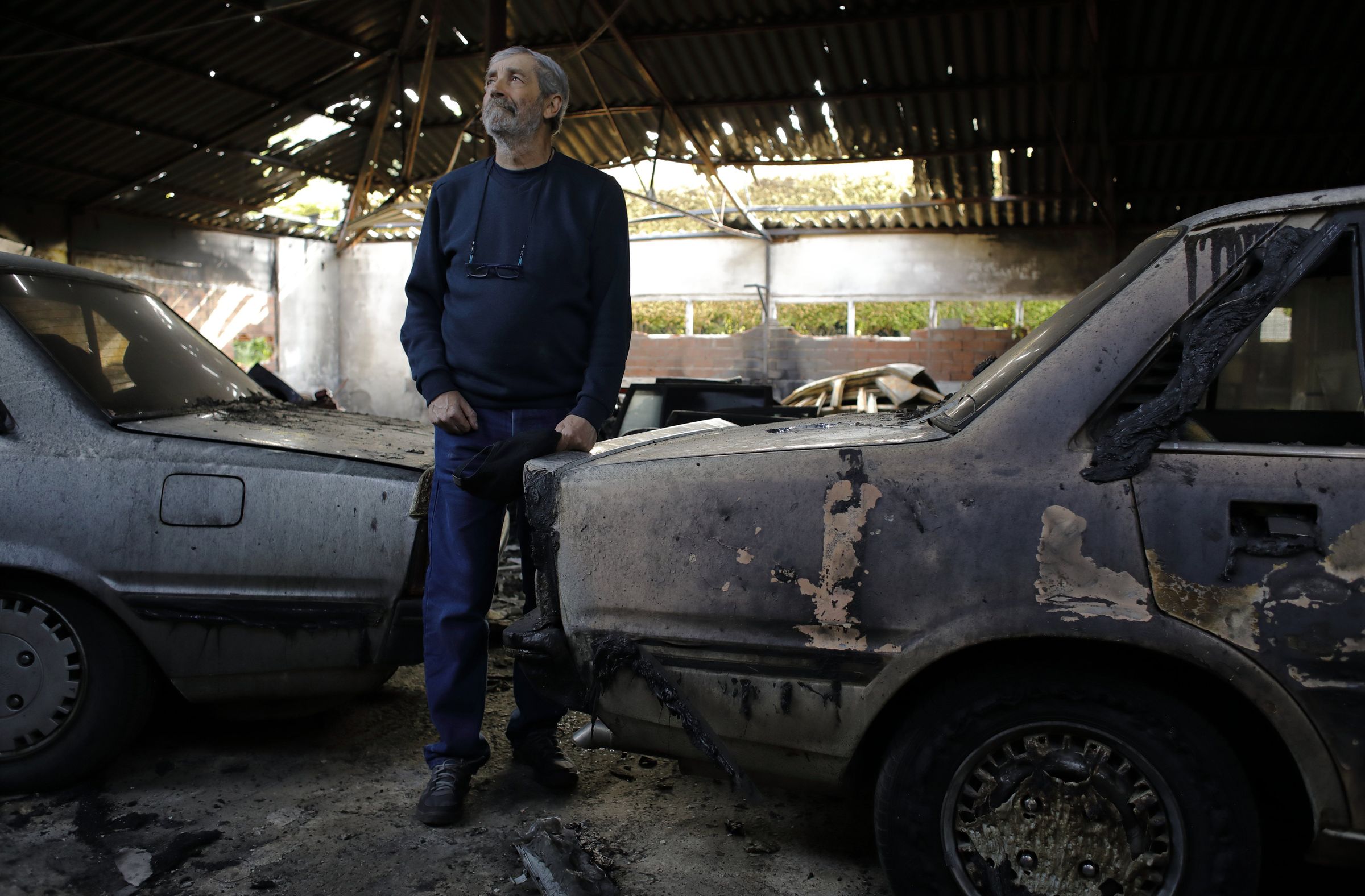 Jos� Mar�a Mediero na s�a nave de Oleiros despois de arder en tres ocasi�ns na mesma semana. 23/05/2023
