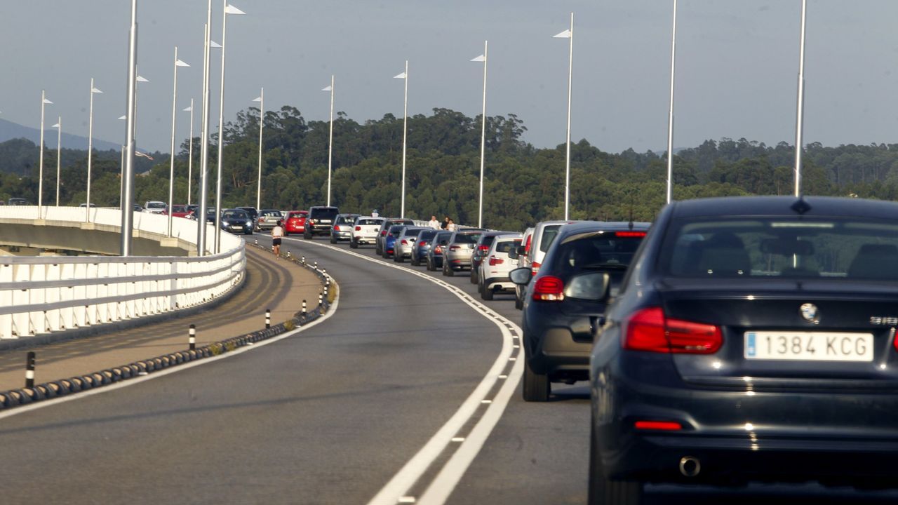 Atascos habituales a la salida de las playas de A Illa