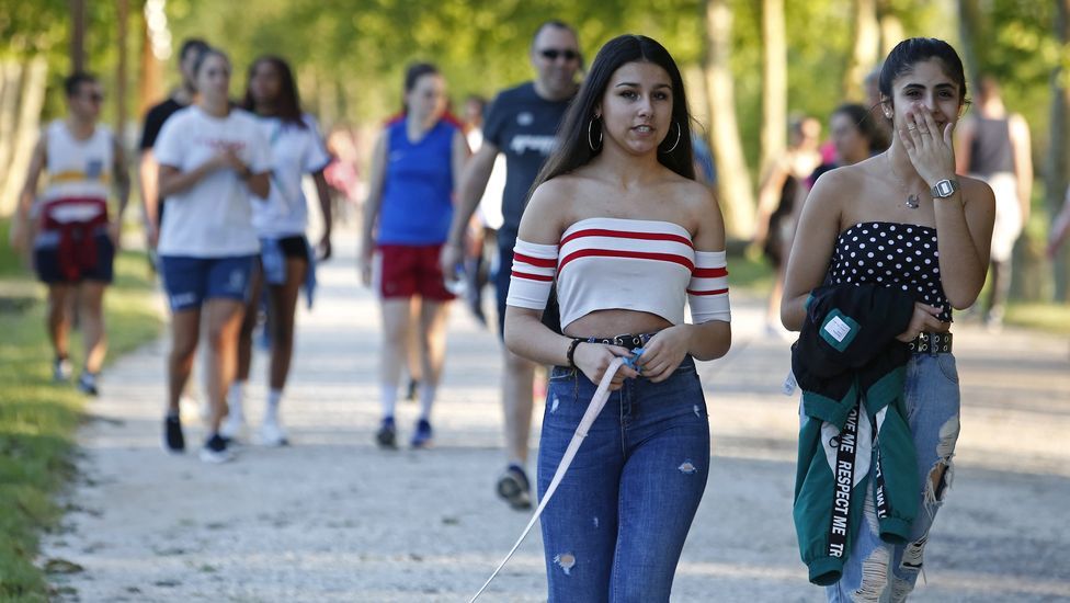 Miles de personas salen a pasear en Pontevedra en el segundo día de la desescalada