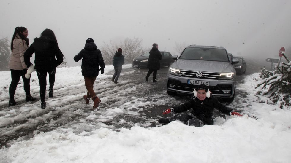 Este miércoles hubo quien aprovechó las vacaciones escolares de Navidad para subir al Alto do Boi a jugar con la nieve