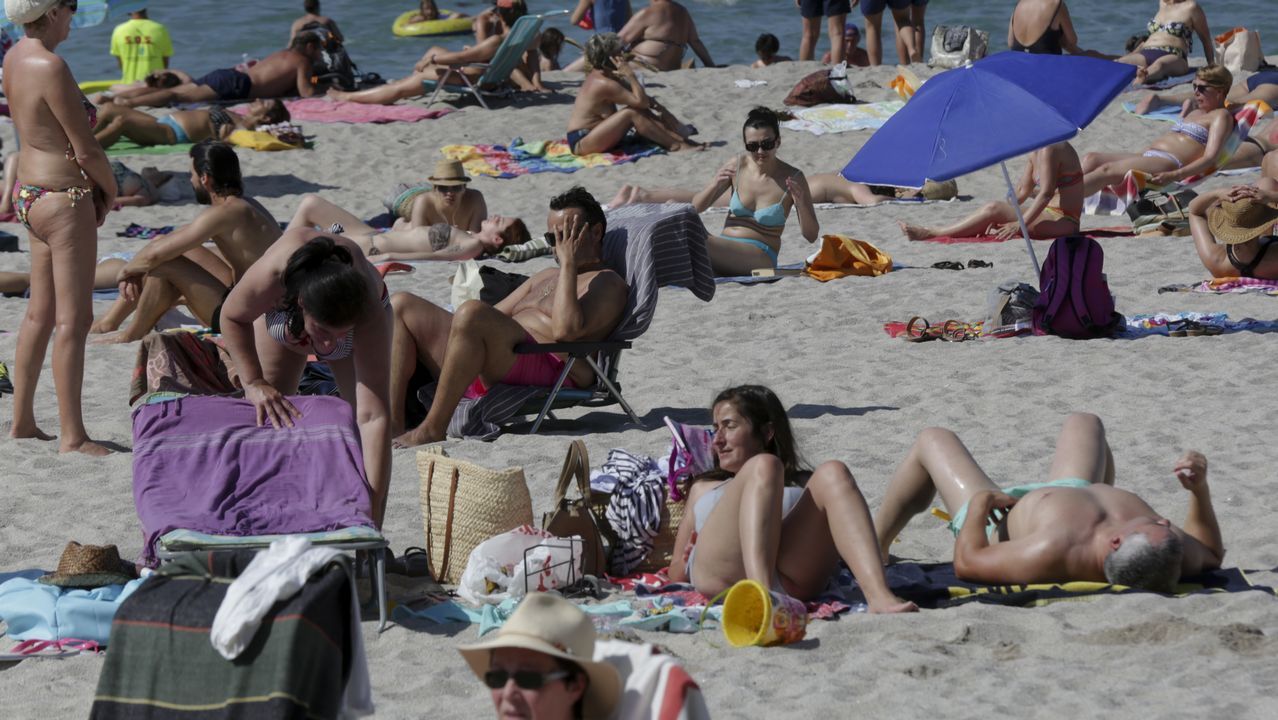 DIA DE CALOR EN LA PLAYA DE RIAZOR