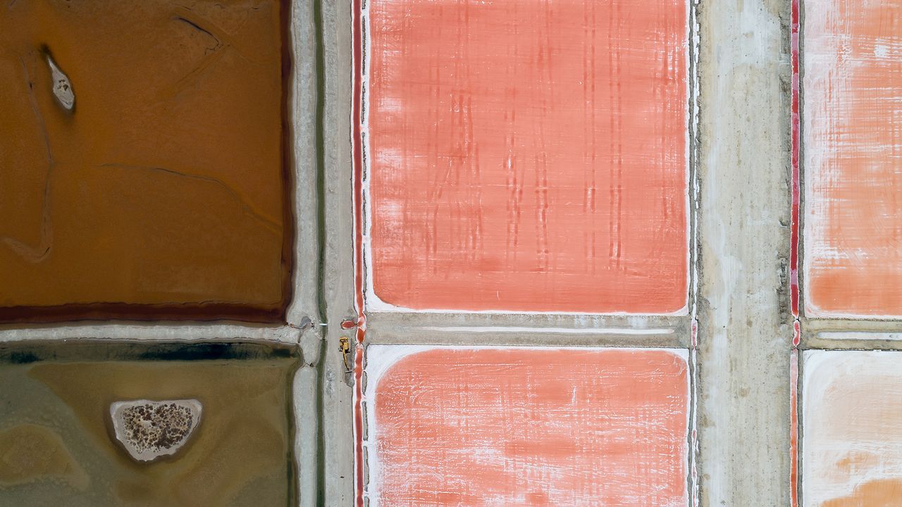 Una vista de salinas en Cádiz remite en su estética a un cuadro de Rothko