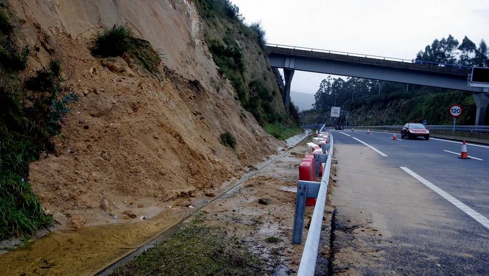 Crecida por las lluvias del río Asma en Chantada.Tormenta eléctrica sobre Pontevedra