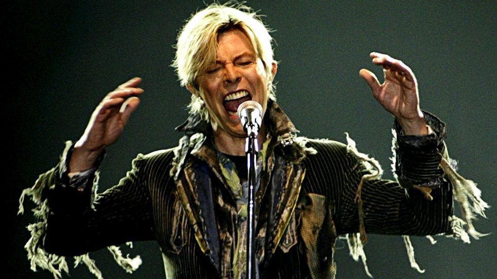 La fama le llegó a David Bowie en el año 1969 cuando Space Oddity logró alcanzar el top 5 de la lista británica de sencillos.