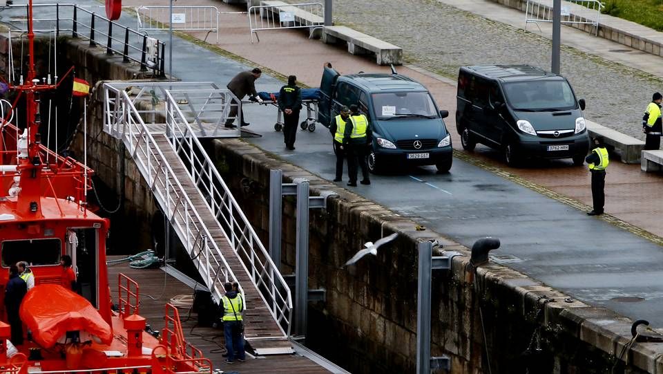El mercante «Baltic Breeze» en la ría / Llegada de un cuerpo al puerto