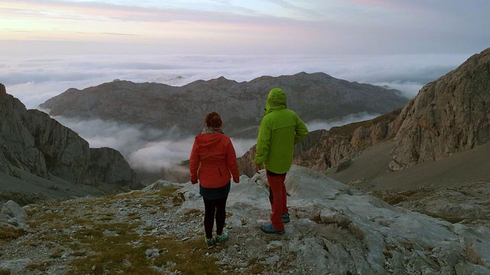 Dos montañeros contemplan las vistas desde la vega del Urriellu, en Picos de Europa.Dos montañeros contemplan las vistas desde la vega del Urriellu, en Picos de Europa