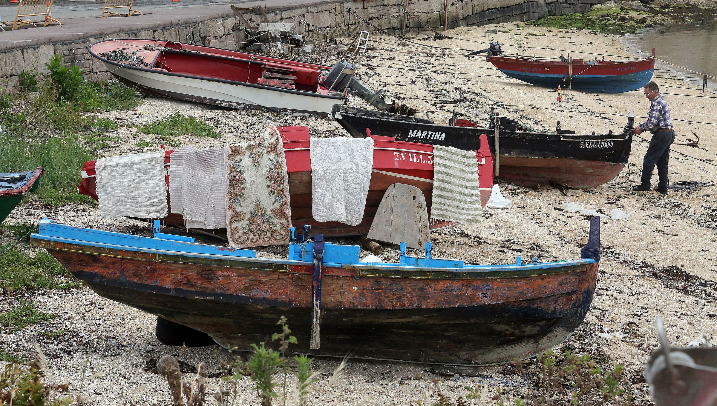Aproveitamento da enerxa solar en Arousa. Calquer sitio pode ser un bo lugar para poer a secar as alfombras. 16/05/2024