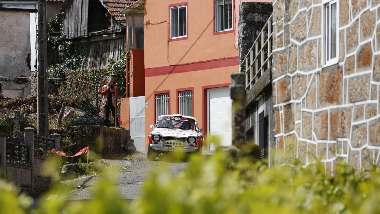 A todo gas en el pueblo de Barroso.La curva del Cruceiro fue un buen escenario para disfrutar del Rali de Ourense