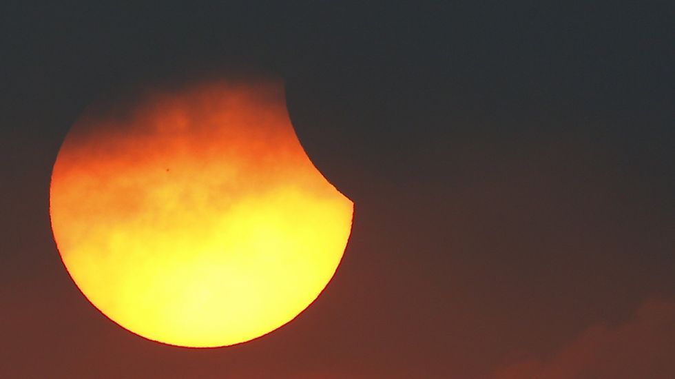 Imagen del eclipse desde una playa de Indonesia.
