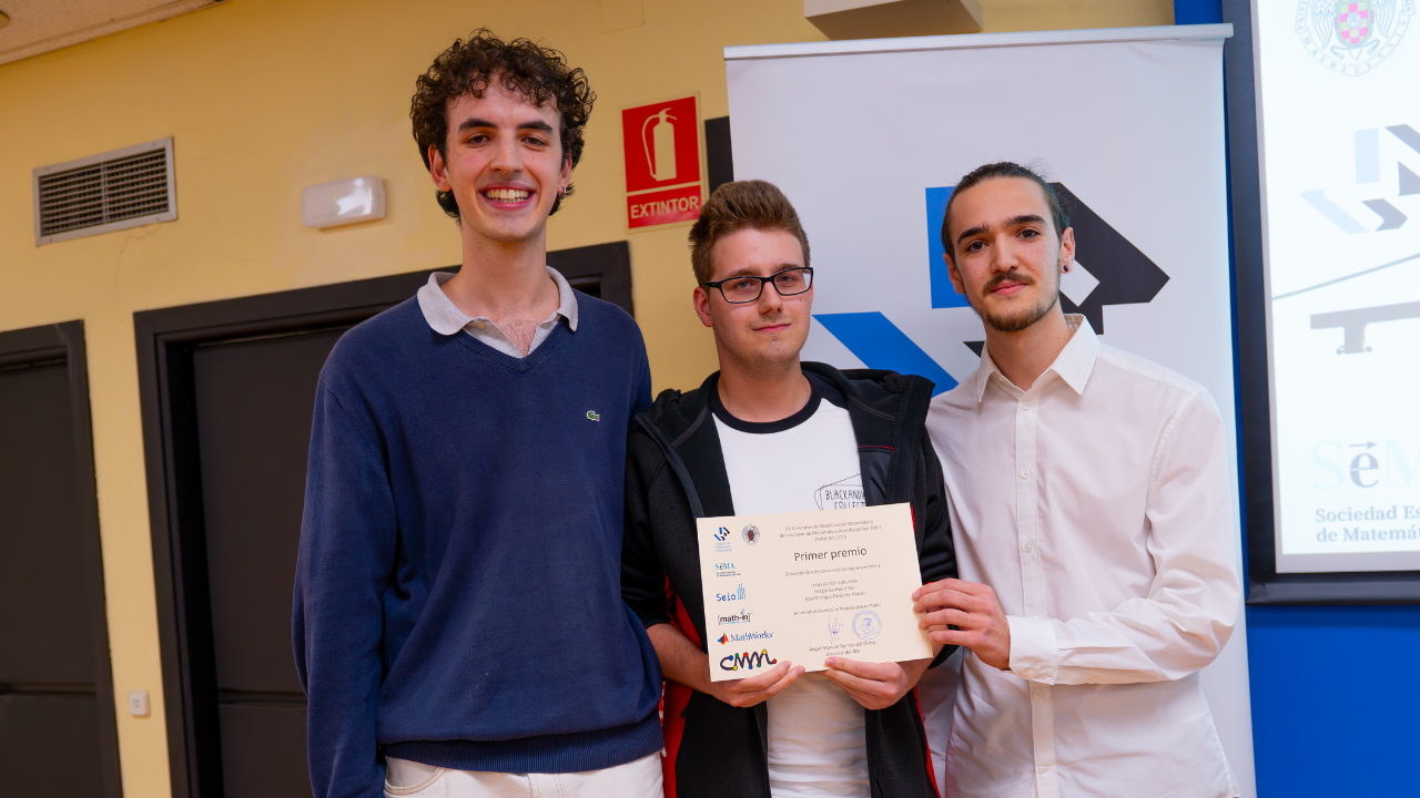 Jes�s Ait Idir Lahuerta, Sergio Santos Villar y Ra�l Enrique Pariente Mart�n, alumnos del doble grado de Matem�ticas y F�sica en la Facultad de Ciencias de la instituci�n acad�mica asturiana