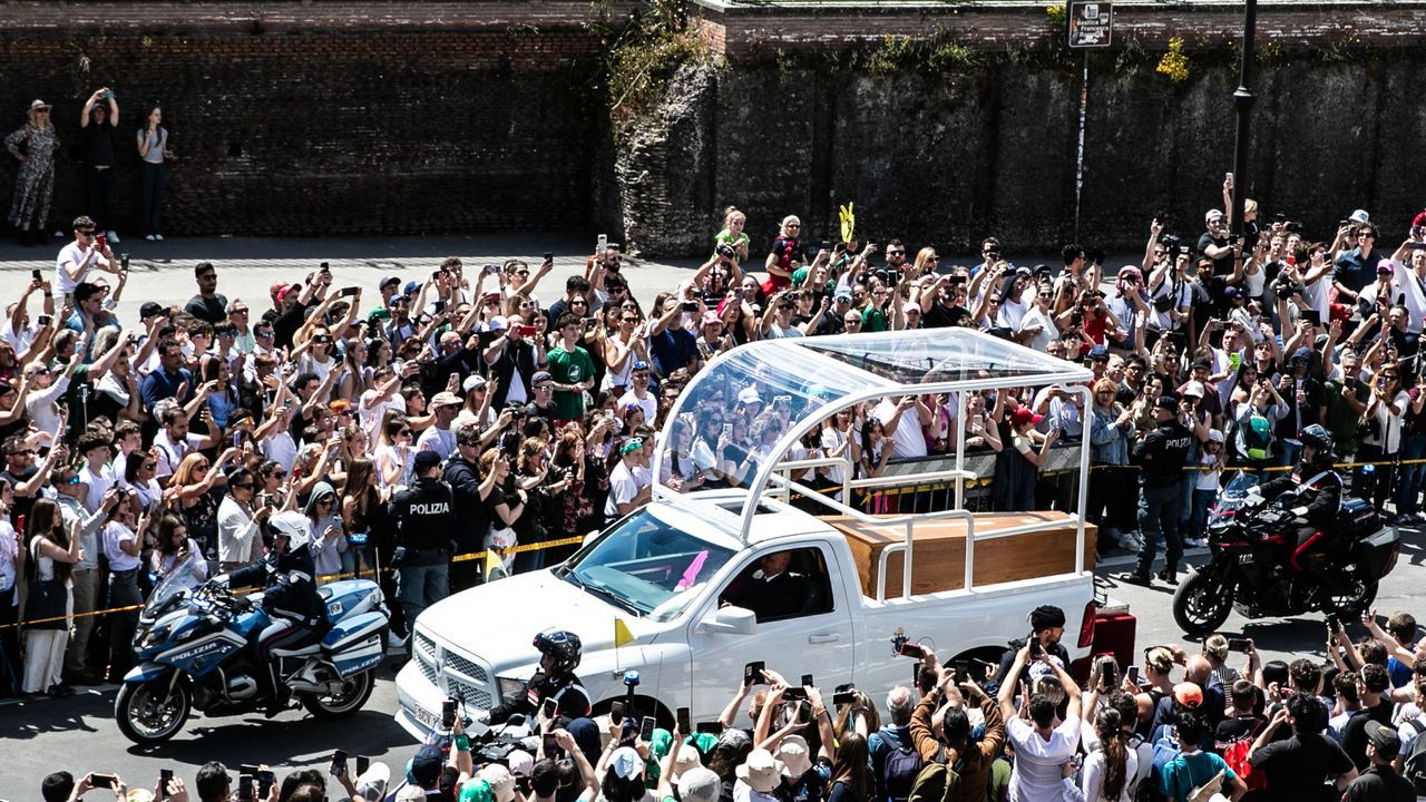 Los reyes Felipe y Letizia, junto a la delegaci�n espa�ola, en la Bas�lica de San Pedro para rendir tributo al papa Francisco antes del funeral