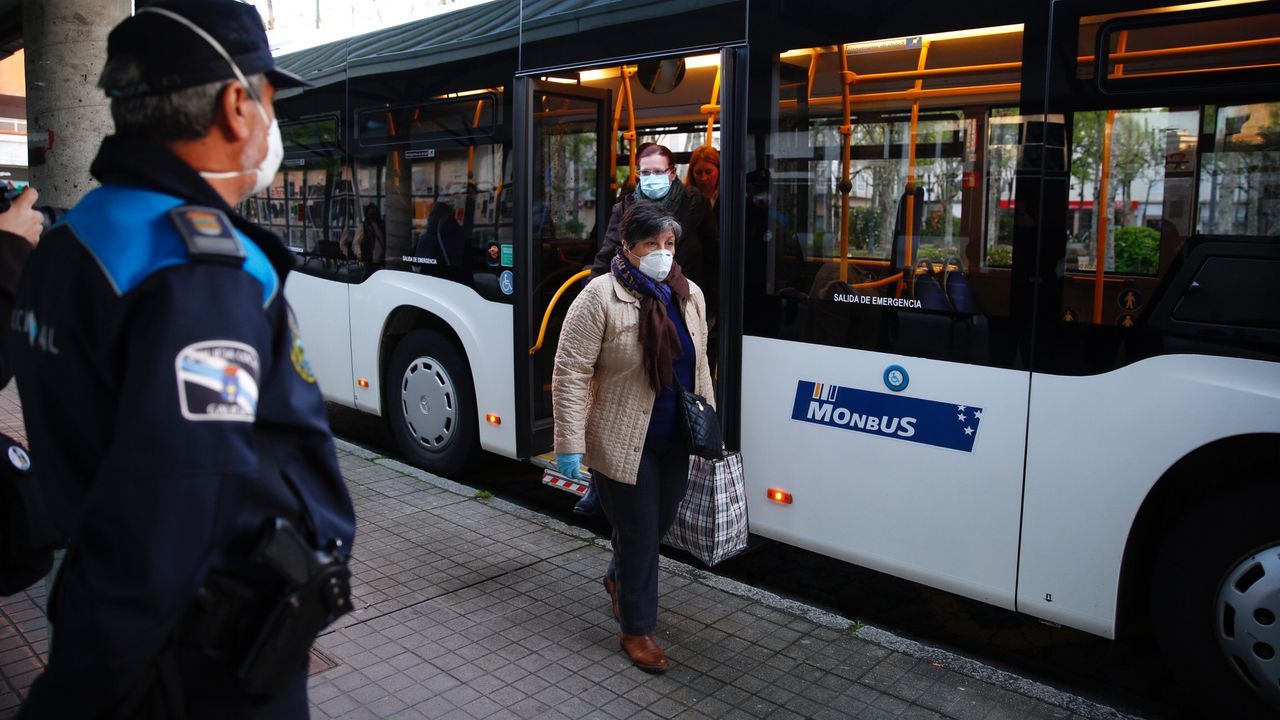 Policía Local y Nacional reparten mascarillas a los usuarios de los autobuses en Pontevedra
