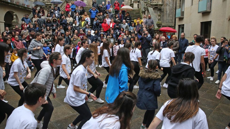 La lluvia no pudo con el puente.El Concello de Ourense canceló las actuaciones del Día de la Danza en la calle, pero algunas escuelas bailaron igual