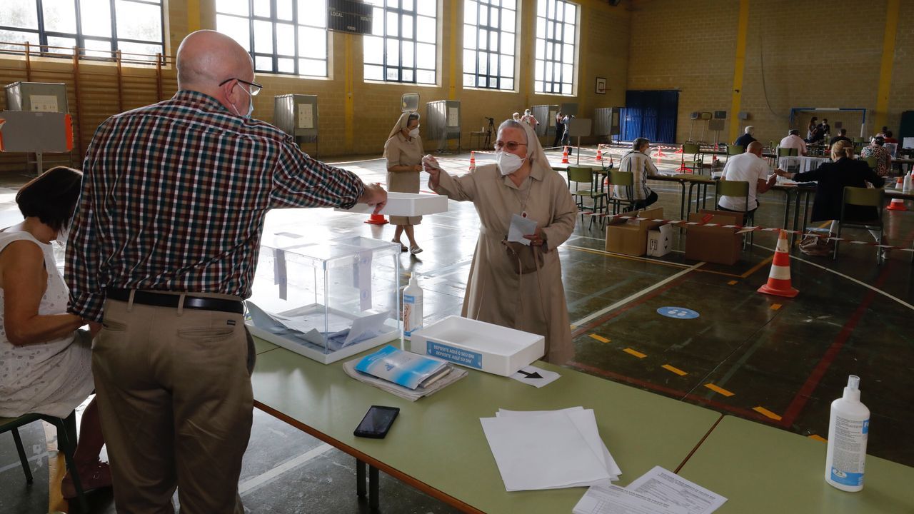 Por el coronavirus, Viveiro reubicó dos mesas electorales en la casa consistorial, donde en algunos momentos se formaron colas
