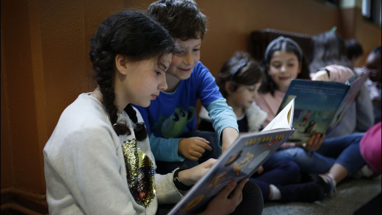 Los escolares del Colegio Anxo da Garda celebran el Dia Internacional del Libro