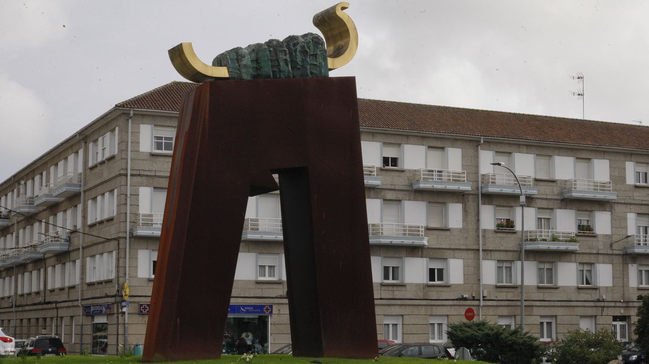Escultura de la Bella Otero, Valga.Escultura Luz Salgada de Chazo