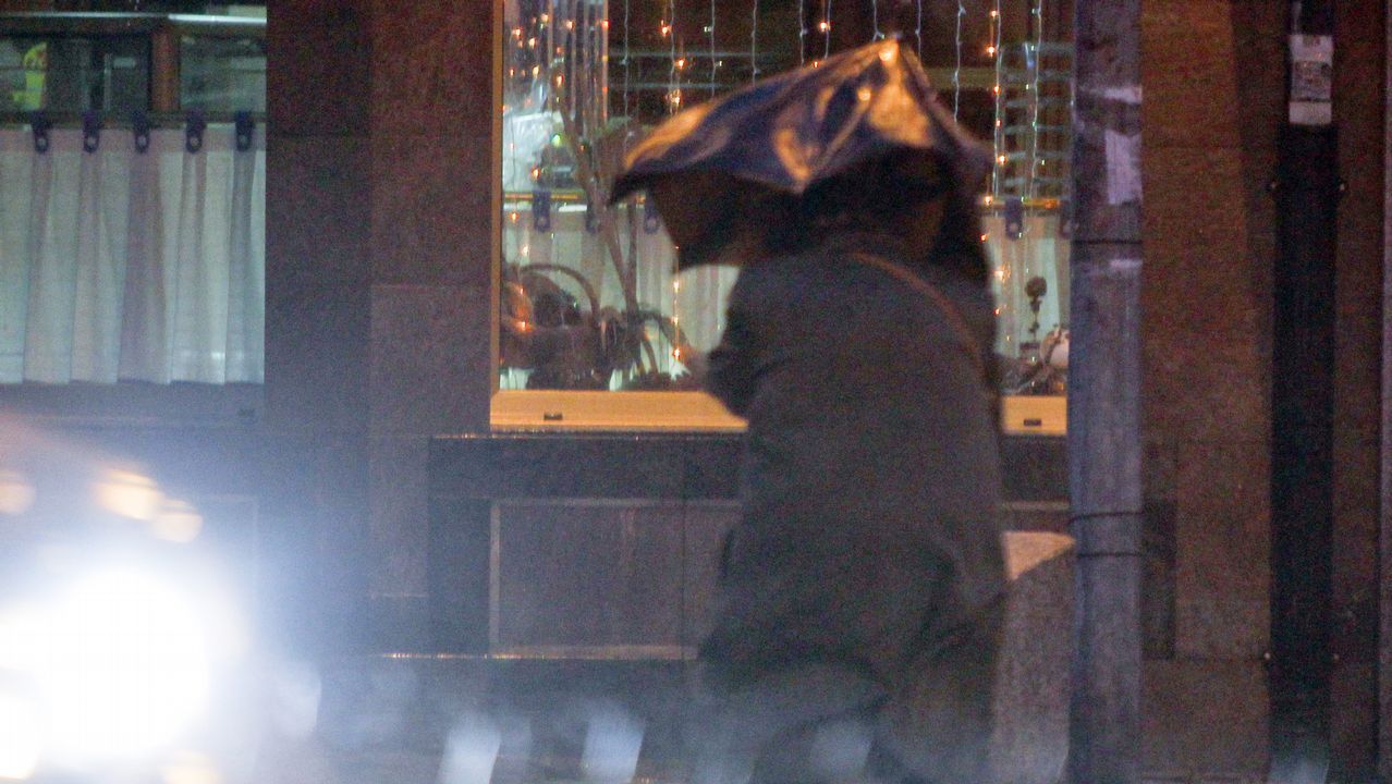 .El fuerte viento imposibilitaba abrigarse de la lluvia con paraguas