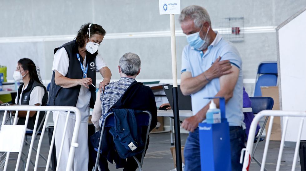 Vacunación masiva contra el Covid-19 con AstraZeneca para personas de entre 60 y 65 años en el recinto ferial de Pontevedra