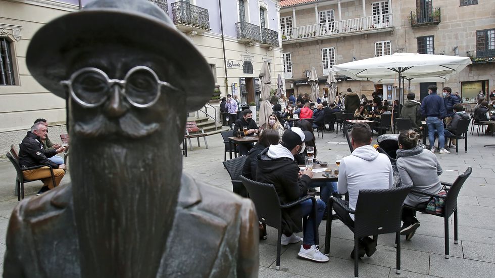 Terrazas llenas en la zona vieja de Pontevedra