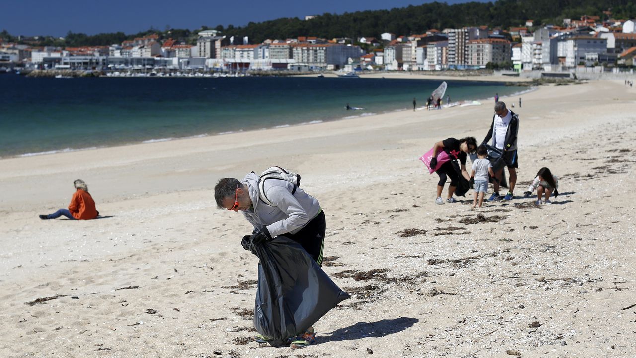 Limpieza multitudinaria de alumnos del Centro Británico que también se realizará en otros cinco arenales del norte de España EN LA PLAYA DE COROSO