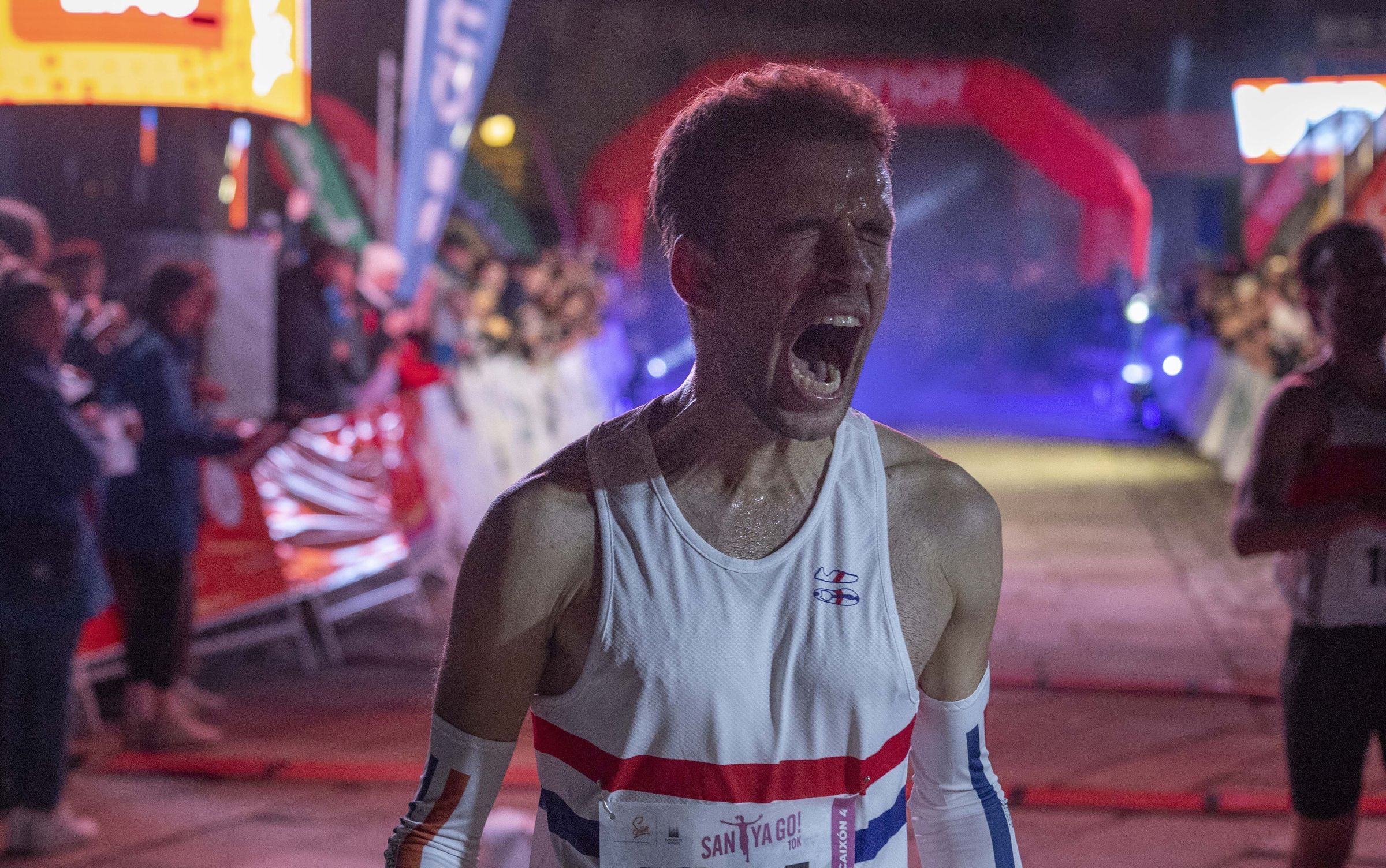 Jorge Puig celebra a vitoria na carreira nocturna, Santyago 10K. 27/04/204