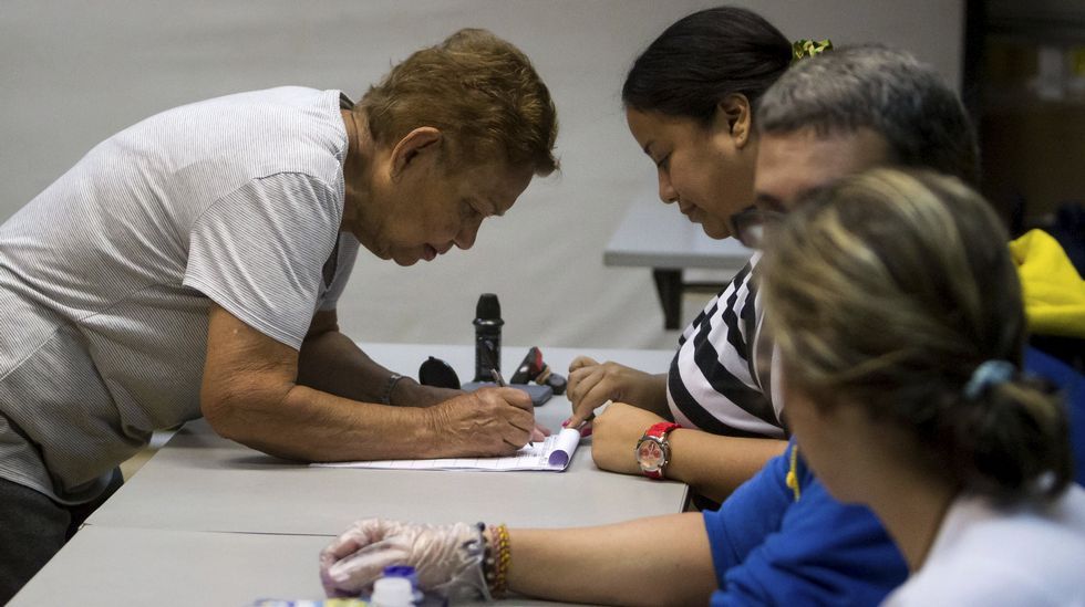 La esposa de Leopoldo López, Lilian Tintori, votando en Caracas.