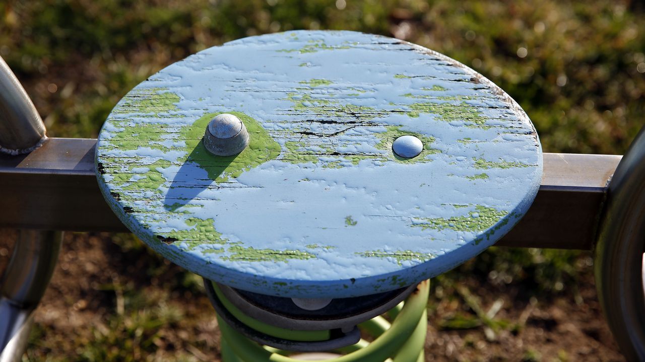 Chequeo al parque infantil de Olveira.