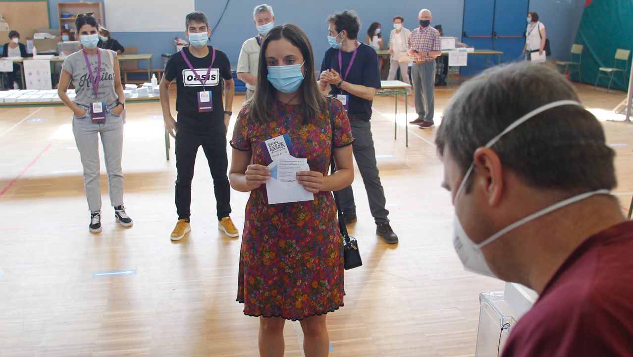 Saínza Ruíz, número cuatro de la lista de Galicia en Común, votó en el IES Catabois