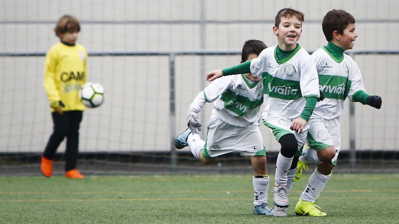 Fútbol para las vacaciones.El Torneo Nadal celebró su versión de prebenjamines en Os Remedios