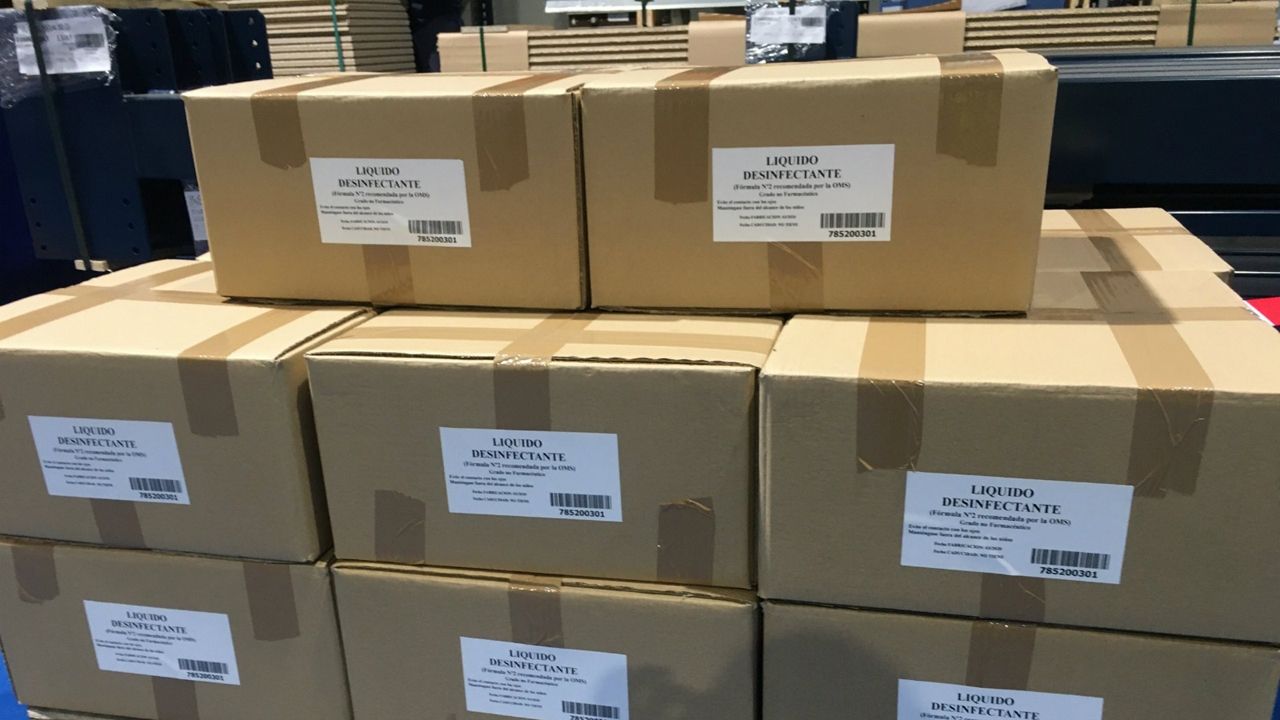 Las im�genes de la pandemia en el mundo.Cajas de l�quido desinfectante