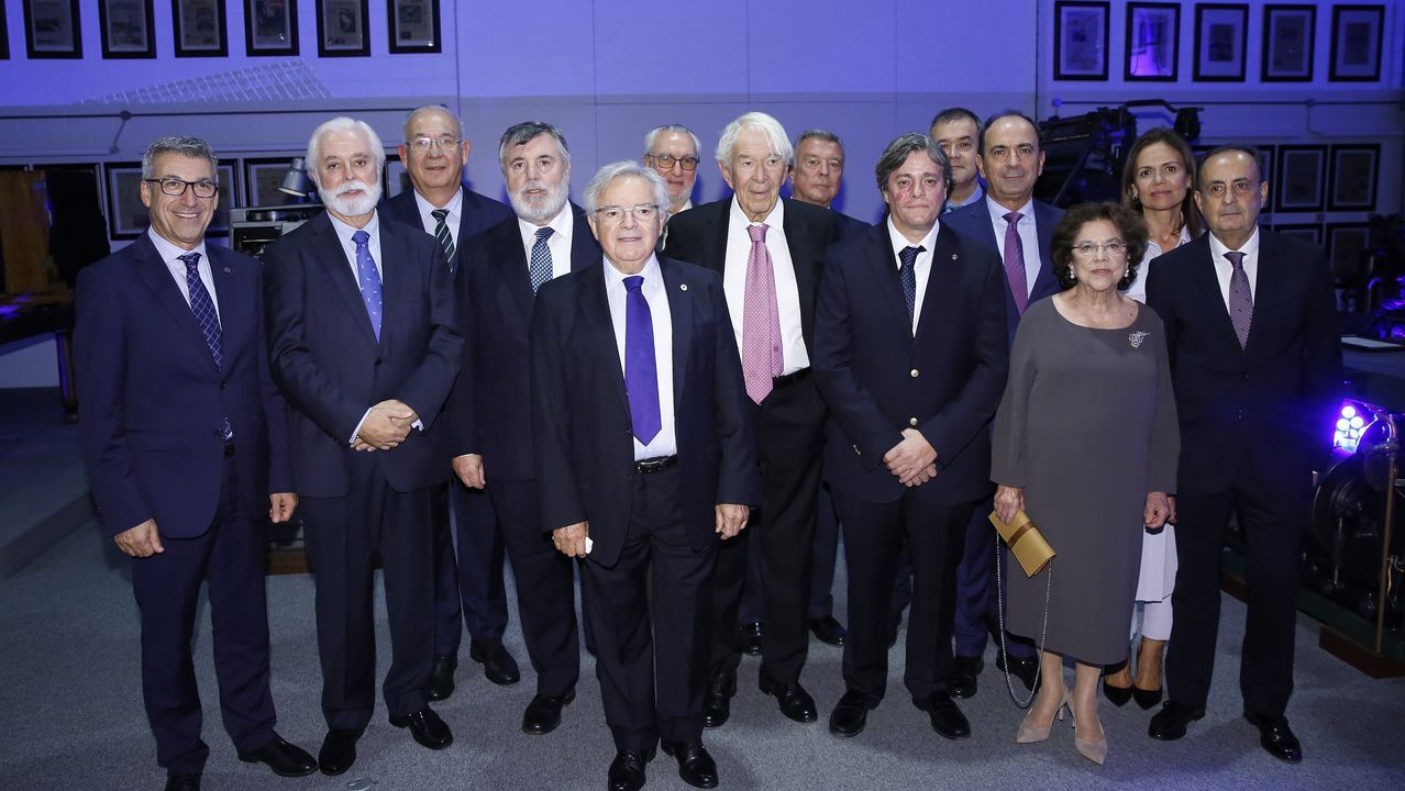 Flora Pérez, vicepresidenta de la Fundación Amancio ORtega y Pablo Isla, presidente de Inditex, junto a Santiago Rey, presidente y editor de La Voz .Los sanitarios Luis Verde, Gómez-Ulla, Almagro, Luciano Vidán, Martelo, Clemente Lastres, Salorio, Cobián, Fantini, Carlos Paz, Venancio Chantada, Benigna Peña, López Rico y Sarandeses