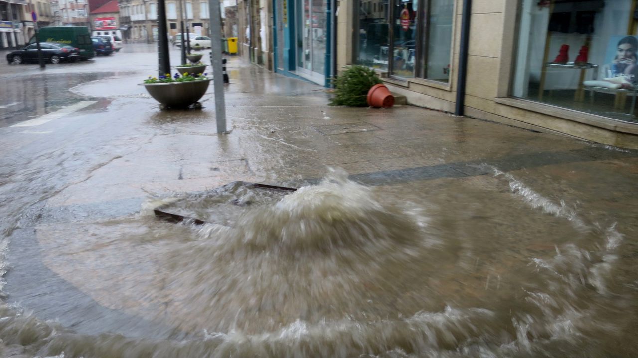 .Inundación en la plaza Santa Ana de Chantada por el desbordamiento de la red de evacuación de aguas pluviales