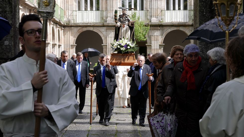 La lluvia no pudo con el puente.En el conjunto de san Domingos en Ribadavia se celebró la procesión de san Pedro, abogado de los males de la cabeza