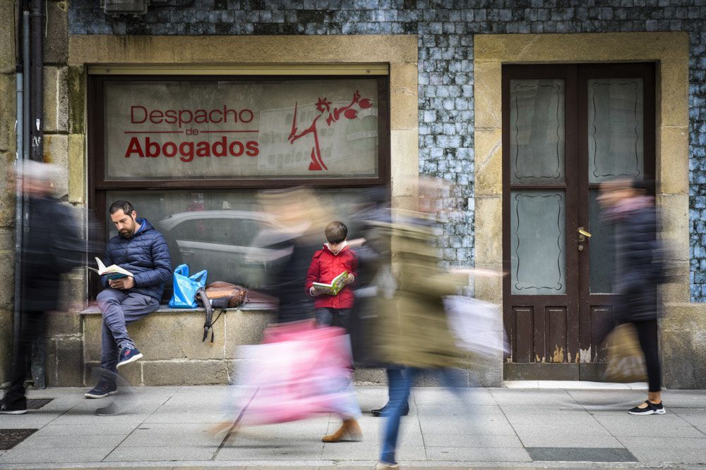 Pai e fillo lendo nunha ra de Pontevedra. 02/22025