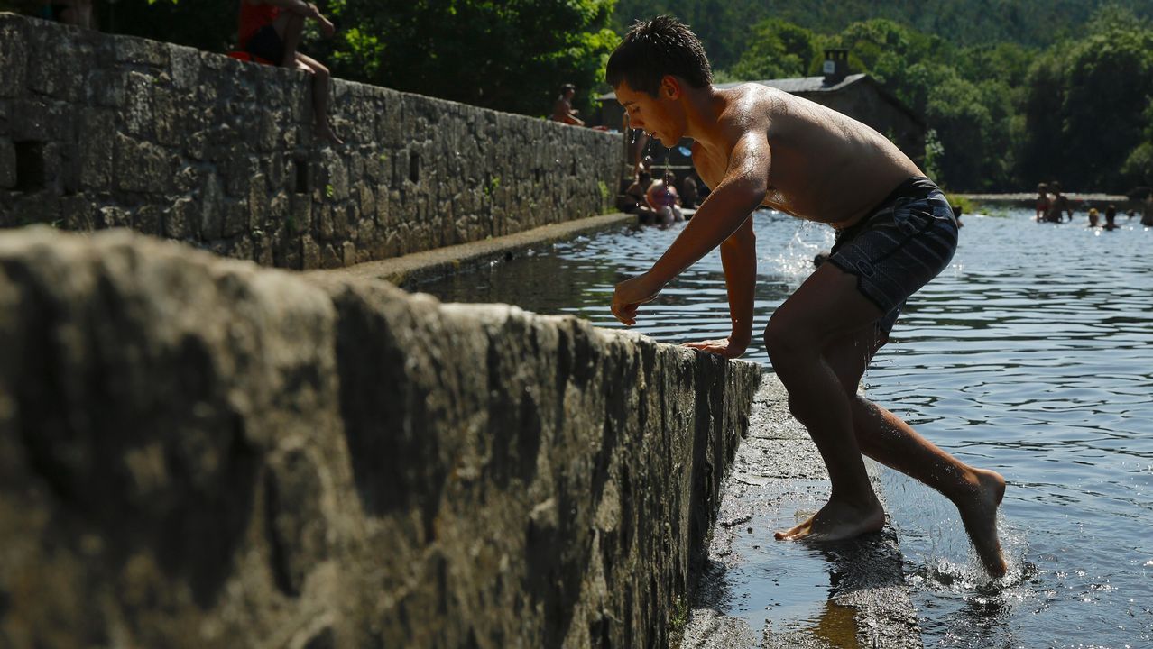Bañistas en la playa fluvial de Tapia