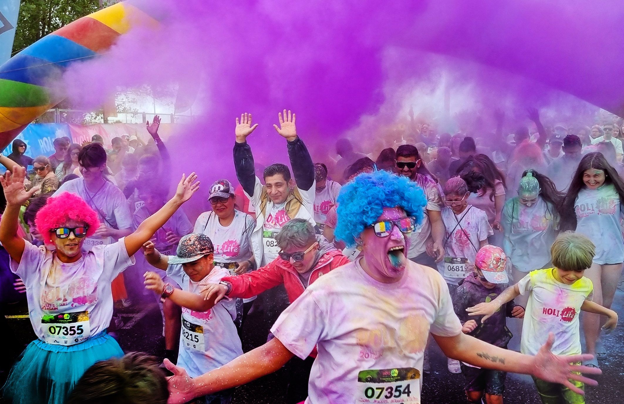 Ao longo do itinerario pola Avenida de Samil, diferentes arcos soltaban purpurina de cores sobre os participantes. 07/07/2024