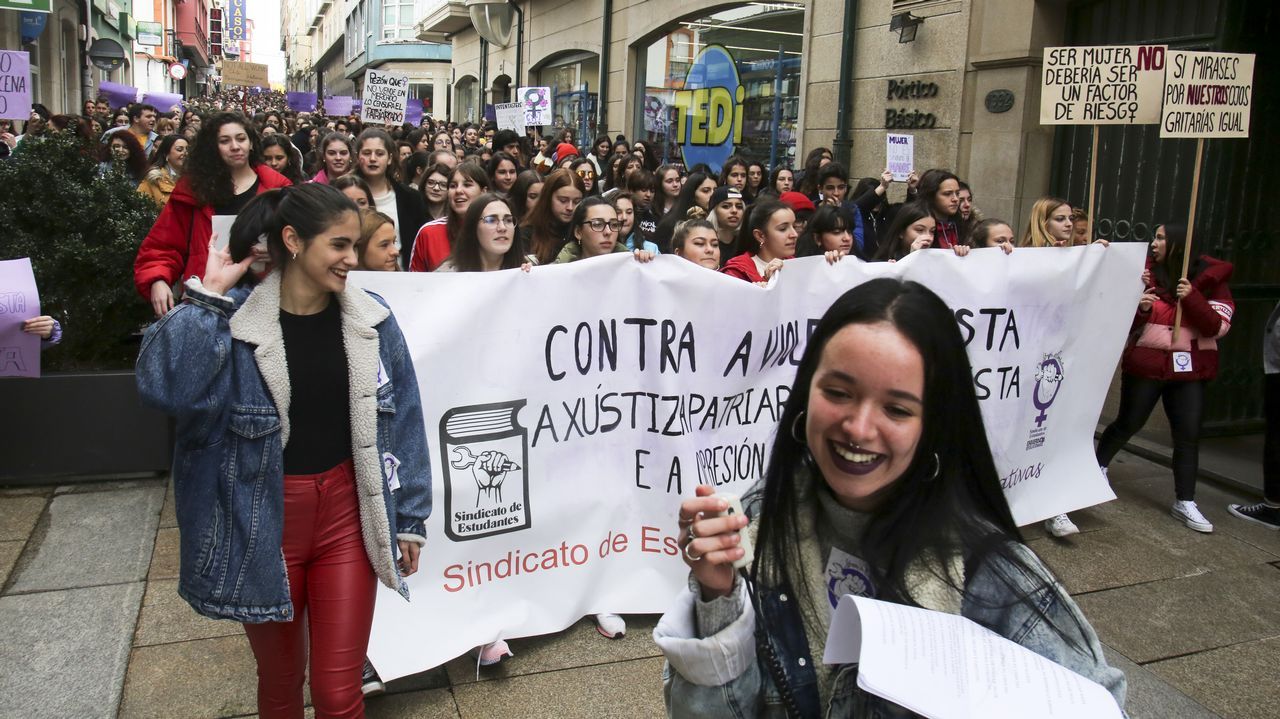 Mercedes Aranceta, farera de Prioriño Chico, en el puerto exterior de Ferrol, equipada con arnés y casco, como sube a las balizas (además de llevar la línea de vida) de cuyo mantenimiento se ocupa. 8M Día de la Mujer Trabajadora