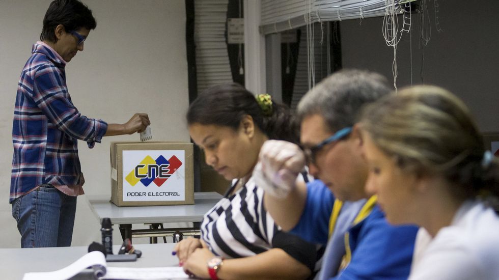 La esposa de Leopoldo López, Lilian Tintori, votando en Caracas.