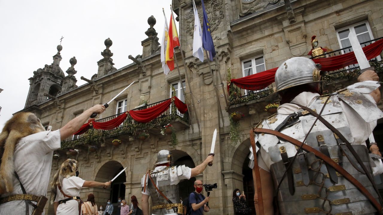 A Cohors II Lucensium e a Guardia Pretoriana percorreron o casco histórico e fixeron unha homenaxe floral na Mosqueira