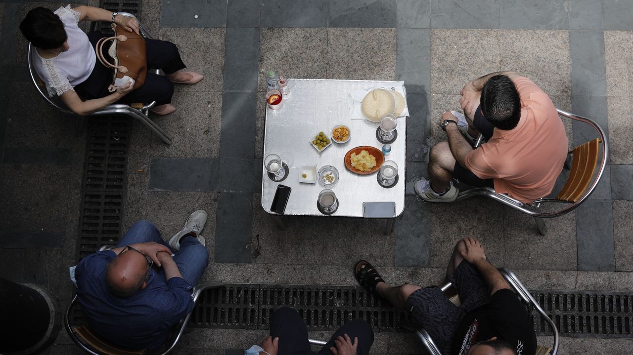Las terrazas de la plaza de San Antonio recibieron gente en la hora del vermú