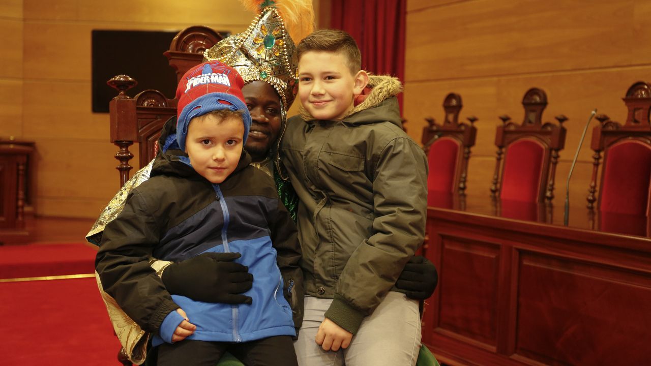 La tradicional foto en el regazo de los Reyes, para avisarles de lo que les hemos pedido